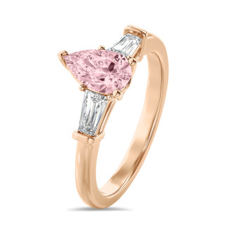 1.00 quilates anillo trilogía en oro rojo con diamante pera rosa cultivado en laboratorio y baguettes cónicos cultivados en laboratorio
