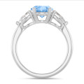 Anillo trilogía único en su género con un diamante ovalado Fancy Intense-Vivid Blue de 2,00 quilates y diamantes pera blancos laterales de 0,30 quilates cada uno en oro blanco