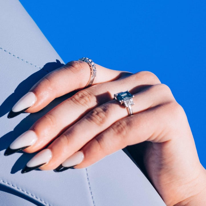 4.40 quilates anillo trilogía en oro blanco con un diamante talla esmeralda azul cultivado en laboratorio y diamantes talla esmeralda blanca cultivados en laboratorio