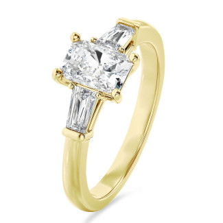 1.00 quilates anillo trilogía en oro amarillo con un diamante de talla radiante cultivado en laboratorio y baguettes cónicos cultivados en laboratorio