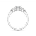1.00 quilates anillo trilogía en platino con un diamante de corte asscher cultivado en laboratorio y baguettes cónicos cultivados en laboratorio