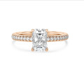 3.00 quilates anillo solitario diamante de talla radiante en oro rojo con diamantes en los lados