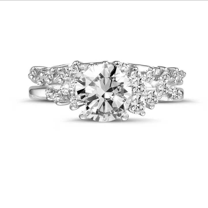 1.00 quilates anillo solitario en racimo en oro blanco con un diamante redondo