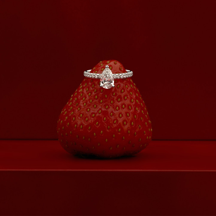 2.50 quilates anillo solitario en oro rojo con diamante pera cultivado en laboratorio con diamantes en los lados cultivados en laboratorio