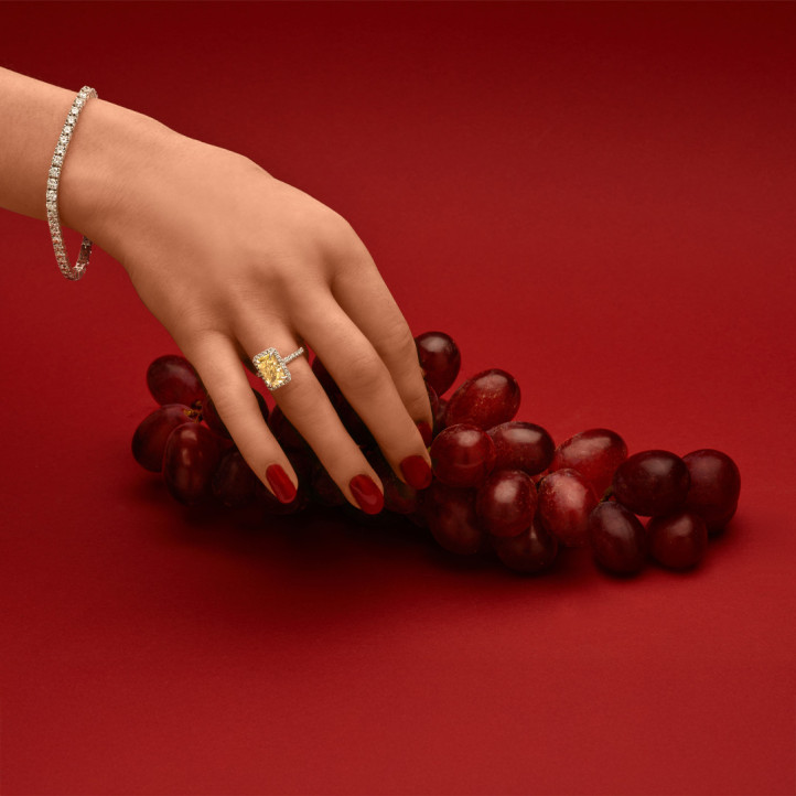 3.00 quilates halo anillo solitario diamante amarillo de talla radiante cultivado en laboratorio en oro amarillo