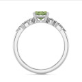 Anillo solitario cluster de 1,00 quilates en oro blanco con diamante ovalado Fancy Vivid Green