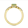 Anillo solitario cluster de 1,00 quilates en oro amarillo con diamante ovalado Fancy Vivid Green