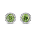 Pendientes halo con diamantes Fancy Vivid Green de 2,00 quilates en oro blanco