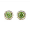 Pendientes halo con diamantes cultivados en laboratorio Fancy Vivid Green de 2,00 quilates en oro amarillo