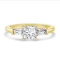 2.00 quilates anillo trilogía en oro amarillo con un diamante princesa cultivado en laboratorio y baguettes cónicos cultivados en laboratorio