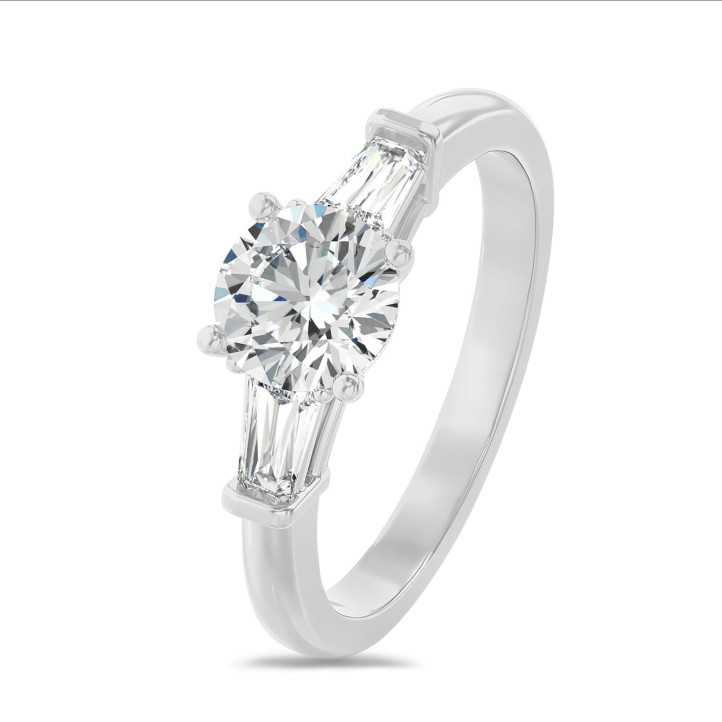 2.00 quilates anillo trilogía en platino con un diamante redondo cultivado en laboratorio y baguettes cónicos cultivados en laboratorio