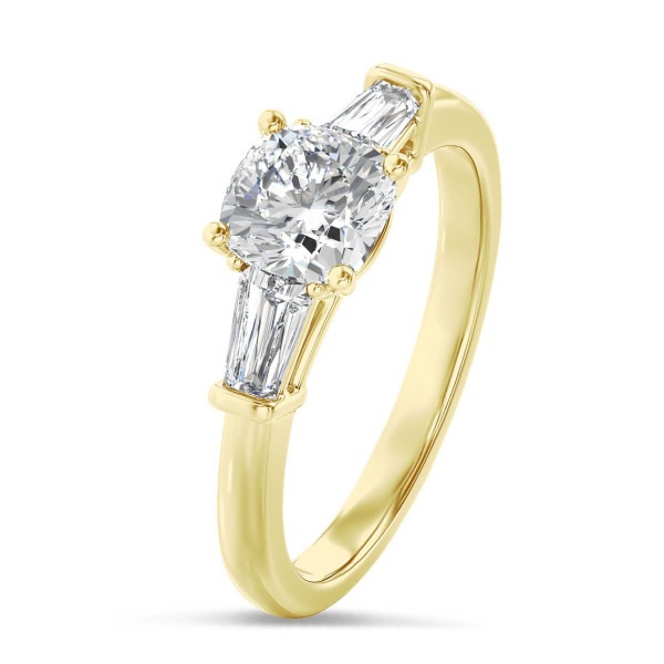 Anillos - 3.00 quilates anillo trilogía en oro amarillo con un diamante cojín cultivado en laboratorio y baguettes cónicos cultivados en laboratorio