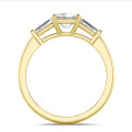 3.00 quilates anillo trilogía en oro amarillo con un diamante talla esmeralda cultivado en laboratorio y baguettes cónicos cultivados en laboratorio