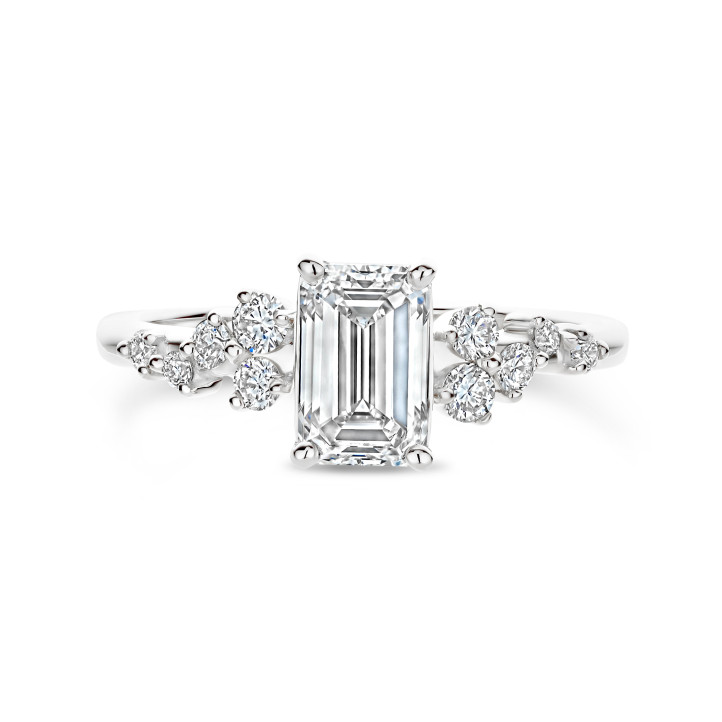Anillo solitario tipo cluster 2.00 ct en oro blanco con diamante corte esmeralda