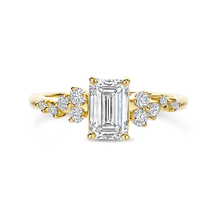 Anillo solitario tipo cluster 2.00 ct en oro amarillo con diamante corte esmeralda
