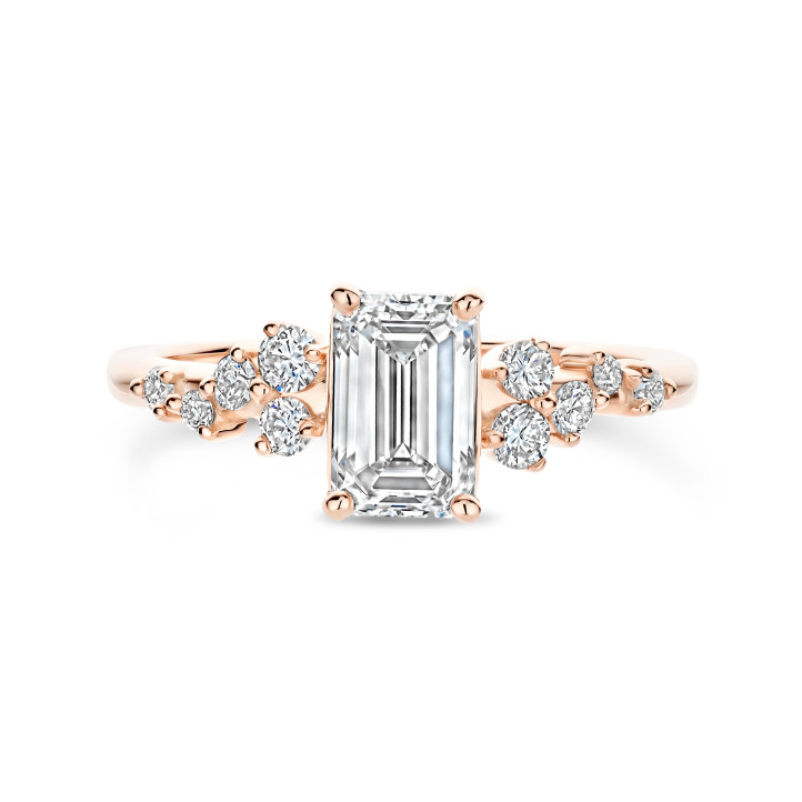 Anillo solitario tipo cluster 2.00 ct en oro rojo con diamante corte esmeralda