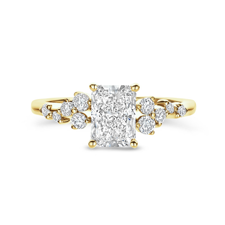 Anillo solitario tipo cluster 1.50 ct en oro amarillo con diamante corte radiante