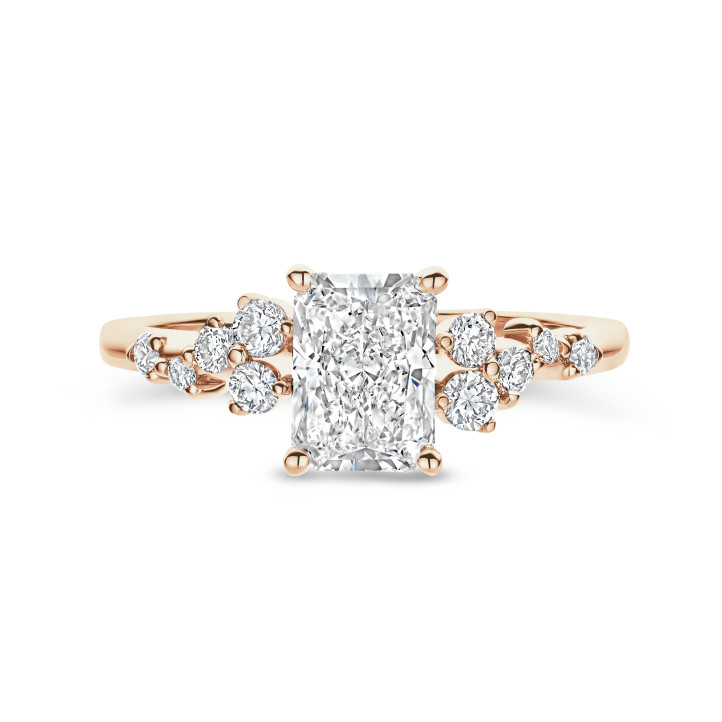 Anillo solitario tipo cluster 1.50 ct en oro rojo con diamante corte radiante