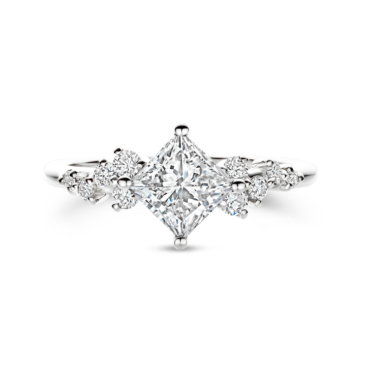 Anillo solitario tipo cluster 1.00 ct en oro blanco con diamante corte princesa