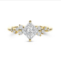 Anillo solitario tipo cluster 1.00 ct en oro amarillo con diamante corte princesa