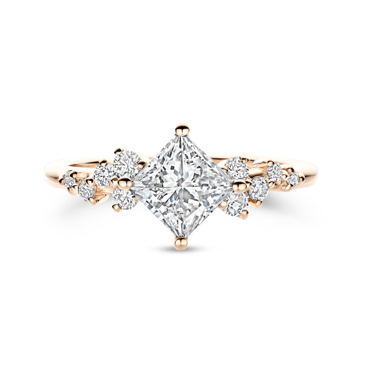 Anillo solitario tipo cluster 1.00 ct en oro rojo con diamante corte princesa