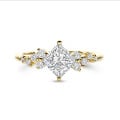 Anillo solitario tipo cluster 1.20 ct en oro amarillo con diamante corte princesa