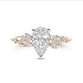 Anillo solitario tipo cluster 1.00 ct en oro rojo con diamante corte pera