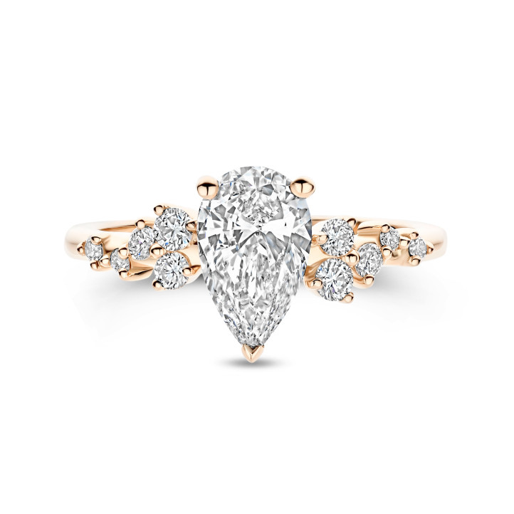 Anillo solitario tipo cluster 1.00 ct en oro rojo con diamante corte pera