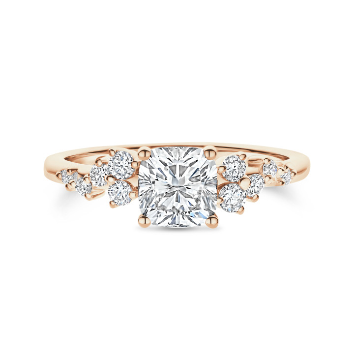 Anillo solitario tipo cluster 1.00 ct en oro rojo con diamante corte cojín