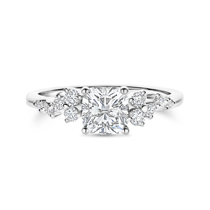 Anillo solitario tipo cluster 2.00 ct en oro blanco con diamante corte cojín