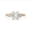 Anillo solitario tipo cluster 2.00 ct en oro amarillo con diamante corte esmeralda