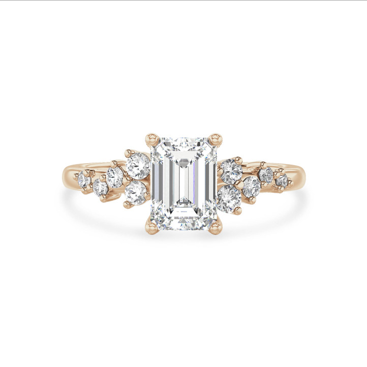 Anillo solitario tipo cluster 2.00 ct en oro amarillo con diamante corte esmeralda