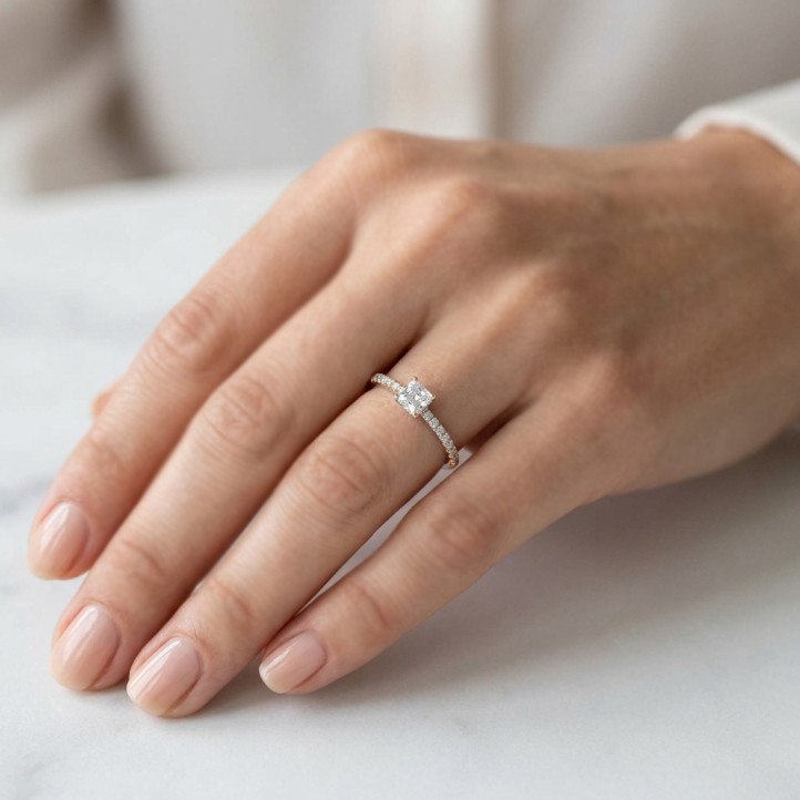2.00 quilates anillo solitario diamante de corte asscher cultivado en laboratorio en oro rojo y halo oculto