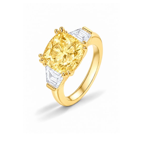 Anillo de trilogía hecho a medida con un diamante amarillo de talla cojín