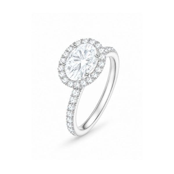 Anillo ovalado con halo hecho a medida, con un diamante central orientado de este a oeste