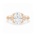 Anillo personalizado inspirado en la naturaleza, con un diamante ovalado sobre una banda con forma de rama frondosa