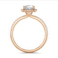 2.50 carats bague solitaire de type auréole avec un diamant coussin en or rouge avec diamants ronds