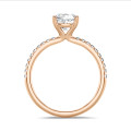 1.00 carats bague solitaire avec un diamant coussin en or rouge avec diamants sur les côtés
