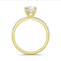 1.00 carats bague solitaire avec un diamant coussin en or jaune avec diamants sur les côtés