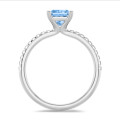1.20 carats bague solitaire avec un diamant princesse bleu en or blanc avec diamants sur les côtés