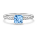 1.20 carats bague solitaire avec un diamant princesse bleu en or blanc avec diamants sur les côtés