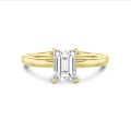 3.00 carat bague solitaire avec un diamant émeraude en or jaune