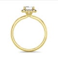 2.50 carats bague solitaire de type auréole avec un diamant émeraude en or jaune avec diamants ronds