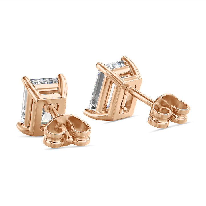 4.00 carats Boucles d'oreilles en or rouge avec diamant émeraude solitaire
