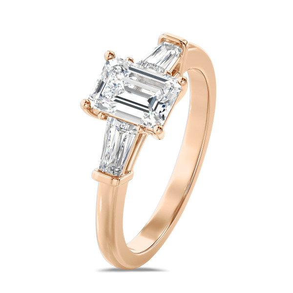 Bagues - 1.00 carat bague trilogie en or rouge avec un diamant de laboratoire émeraude et deux diamants de laboratoire baguettes de forme conique