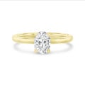 1.00 carat bague solitaire avec un diamant ovale en or jaune