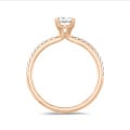 1.00 carats bague solitaire avec un diamant ovale en or rouge avec diamants sur les côtés