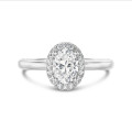 1.50 carats bague solitaire de type auréole avec un diamant de laboratoire ovale en or blanc avec diamants de laboratoire ronds