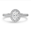 1.20 carats bague solitaire de type auréole avec un diamant ovale en or blanc avec diamants ronds
