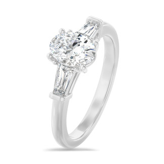 1.00 carat bague trilogie en or blanc avec un diamant de laboratoire ovale et deux diamants de laboratoire baguettes de forme conique